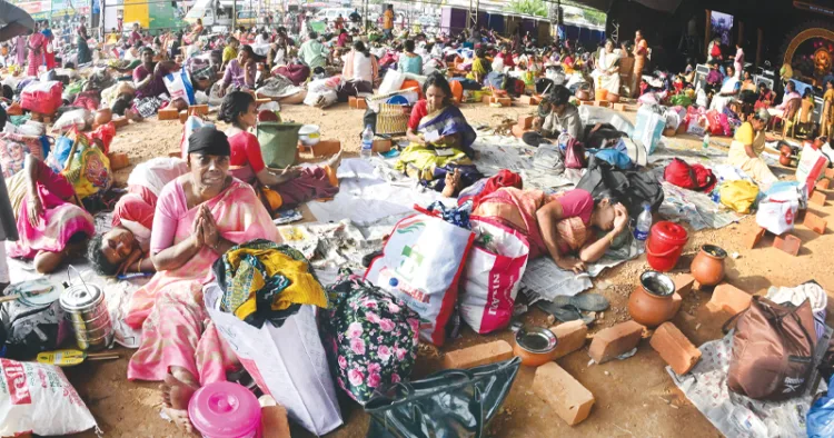 പ്രശസ്തമായ ആറ്റുകാല്‍ പൊങ്കാലയുടെ തലേദിവസമായ ഇന്നലെ പൊങ്കാല അടുപ്പുകൂട്ടി കാത്തിരിക്കുന്ന ഭക്തര്‍