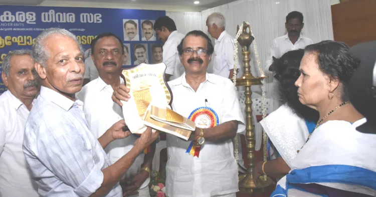 കൊച്ചിയില്‍ അഖില കേരള ധീവര സഭ സുവര്‍ണ ജൂബിലി ആഘോഷത്തിന്റെ ഭാഗമായി 75 വയസ് പിന്നിട്ട മുന്‍ സംസ്ഥാന കൗണ്‍സില്‍ അംഗങ്ങളെ കേന്ദ്രമന്ത്രി ജോര്‍ജ്ജ് കുര്യന്‍ ആദരിക്കുന്നു