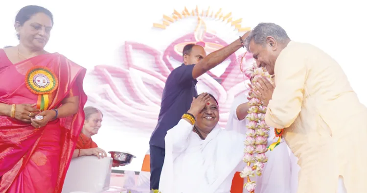 നാഗര്‍കോവിലില്‍ സംഘടിപ്പിച്ച കര്‍മയോഗിനി സംഗമത്തില്‍ മാതാ അമൃതാനന്ദമയി ദേവിയെ ആര്‍എസ്എസ് സര്‍കാര്യവാഹ് ദത്താത്രേയ ഹൊസബാളെ പ്രണമിക്കുന്നു. 
എന്‍ഐസിഎച്ച്ഇ യൂണിവേഴ്‌സിറ്റി വൈസ്ചാന്‍സലര്‍ ഡോ. ടെസി തോമസ് സമീപം