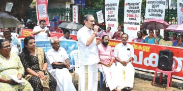 സെക്രട്ടേറിയറ്റ് നടയില്‍ സമരം നടത്തുന്ന ആശാപ്രവര്‍ത്തകര്‍ക്ക് അഭിവാദ്യം അര്‍പ്പിച്ച് ബിജെപി സംസ്ഥാന ജനറല്‍ സെക്രട്ടറി എം.ടി. രമേശ് സംസാരിക്കുന്നു