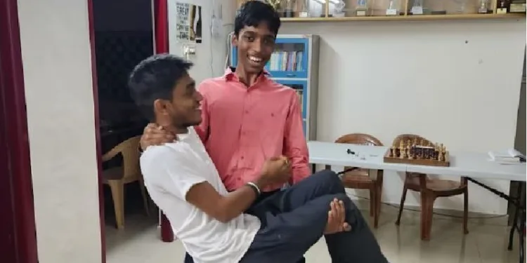 അരവിന്ദ് ചിതംബരത്തെ കൂട്ടുകാരനായ പ്രജ്ഞാനന്ദ പൊക്കുന്നു.