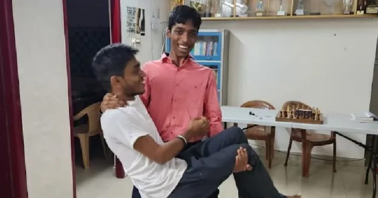 അരവിന്ദ് ചിതംബരത്തെ കൂട്ടുകാരനായ പ്രജ്ഞാനന്ദ പൊക്കുന്നു.