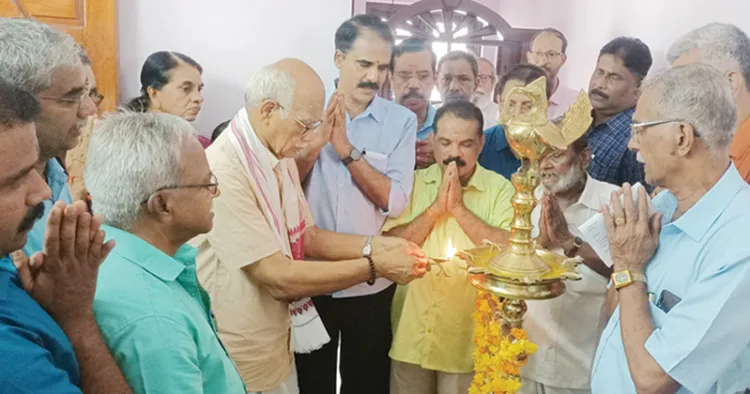 'പുലരി' വീട്ടില്‍  സേവാഭാരതിയുടെ ആശ്രയ കേന്ദ്രത്തിന്റെ  പ്രവര്‍ത്തനത്തിന് ആര്‍എസ്എസ് മുതിര്‍ന്ന പ്രചാരകന്‍ എസ്.സേതുമാധവന്‍ ദീപം തെളിച്ച് തുടക്കം കുറിക്കുന്നു
