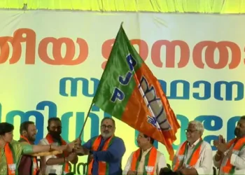 ബിജെപി സംസ്ഥാന പ്രതിനിധി സമ്മേളനത്തില്‍ സംസ്ഥാന പ്രസിഡന്റ് രാജീവ് ചന്ദ്രശേഖറിന് മുന്‍ പ്രസിഡന്റ് കെ. സുരേന്ദ്രന്‍ പാര്‍ട്ടി പതാക കൈമാറുന്നു.