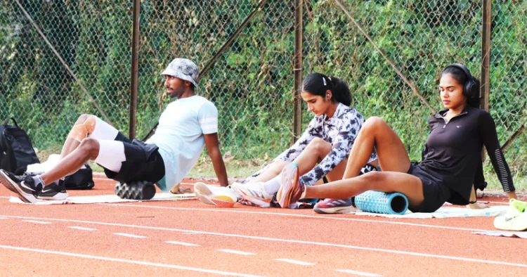 എറണാകുളം മഹാരാജാസ് കോളേജ് ഗ്രൗണ്ടില്‍ ഇന്നാരംഭിക്കുന്ന ഫെഡറേഷന്‍ കപ്പ് അത്‌ലറ്റിക്‌സിന് മുന്നോടിയായി പരിശീലനം നടത്തിയ താരങ്ങള്‍ ഇടയ്ക്ക് വിശ്രമിക്കാനിരുന്നപ്പോള്‍