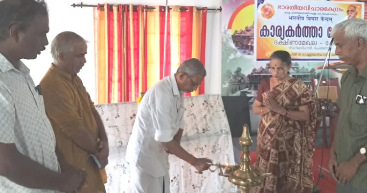 ഭാരതീയവിചാരകേന്ദ്രം ദക്ഷിണമേഖലാ പഠന ശിബിരം ഡയറക്ടര്‍ ആര്‍. സഞ്ജയന്‍ ഉദ്ഘാടനം ചെയ്യുന്നു. സംസ്ഥാന വൈസ് പ്രസിഡന്റ് ഡോ. എസ് ഉമാദേവി , ട്രഷറര്‍ രാജീവ്, മീഡിയ കോര്‍ഡിനേറ്റര്‍ ജെ. മഹാദേവന്‍, ഓര്‍ഗനൈസിംഗ് സെക്രട്ടറി വി. മഹേഷ് എന്നിവര്‍ സമീപം