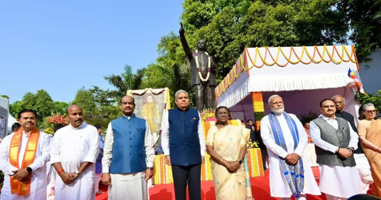 പാര്‍ലമെന്റ് മന്ദിരസമുച്ചയത്തിലെ പ്രേരണ സ്ഥലിലെ അംബേദ്കര്‍ പ്രതിമയില്‍ പുഷ്പാര്‍ച്ചനയ്ക്കുശേഷം ലോക്സഭാ സ്പീക്കര്‍ ഓംബിര്‍ള, ഉപരാഷ്ട്രപതി ജഗ്ദീപ് ധന്‍കര്‍, കേന്ദ്ര ആരോഗ്യമന്ത്രി ജെ.പി. നദ്ദ, രാജ്യസഭ പ്രതിപക്ഷ നേതാവ് മല്ലികാര്‍ജുന്‍ ഖാര്‍ഗെ, സോണിയ ഗാന്ധി എംപി എന്നിവര്‍ രാഷ്ട്രപതി ദ്രൗപദി മുര്‍മുവിനും പ്രധാനമന്ത്രി നരേന്ദ്രമോദിക്കും ഒപ്പം.