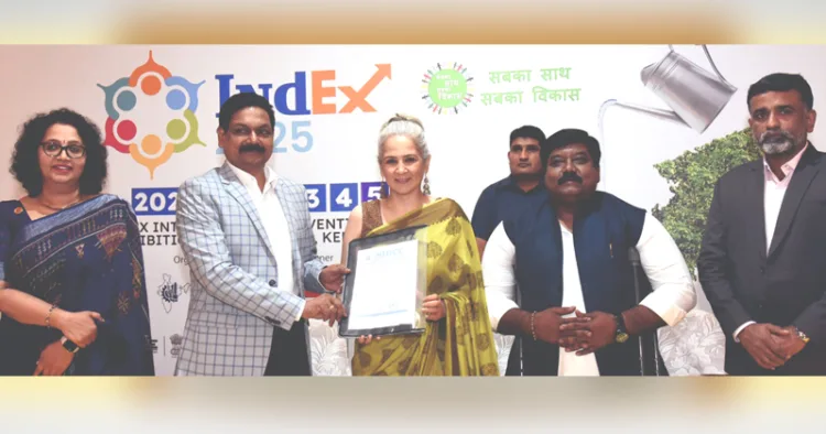 ഇന്ത്യന്‍ ഇന്‍ഡസ്ട്രീസ് ഡെവലപ്മെന്റ് എക്സിബിഷന്റെ ലെന്റിങ് പാര്‍ട്ണറായി ഐസിഎല്‍ ഫിന്‍കോര്‍പിനെ അംഗീകരിച്ചുകൊണ്ടുള്ള ധാരാണാ പത്രം എന്‍ഐഡിസിസി ദേശീയ വൈസ് ചെയര്‍പേഴ്സണ്‍ ഗൗരി വത്സയും ഐസിഎല്‍ ഫിന്‍കോര്‍പ് സിഎംഡി അഡ്വ. കെ.ജി അനില്‍കുമാറും കൈമാറുന്നു. രാജശ്രീ അജിത്, വെമ്പിള്ളി അമാനുള്ള, ഹരീഷ് ബാലകൃഷ്ണന്‍ നായര്‍ എന്നിവര്‍ സമീപം