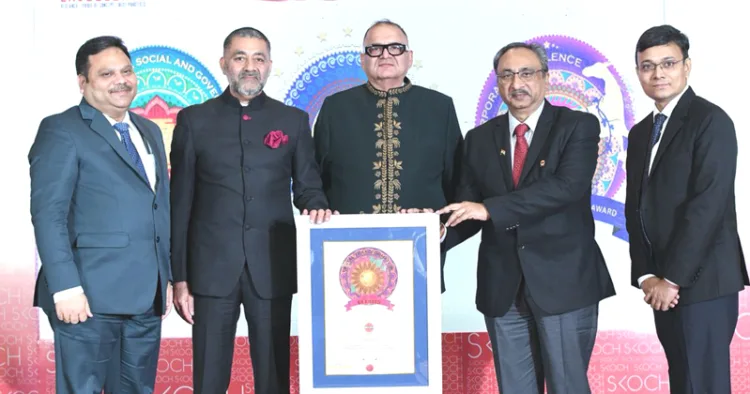 സമീര് കൊച്ചാറില് നിന്ന് ടീം ഇന്ത്യന് ഓയില് സ്കോച്ച് ഗോള്ഡ് അവാര്ഡ് ഏറ്റുവാങ്ങുന്നു