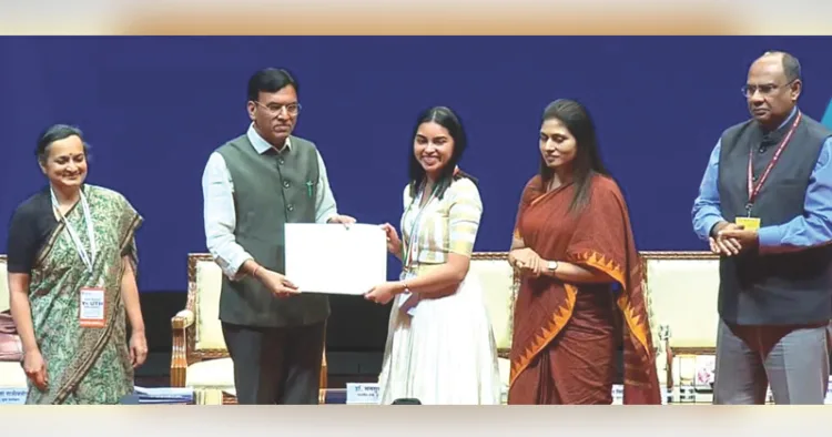 കേന്ദ്രയുവജനകാര്യ, കായികമന്ത്രാലയത്തിന്റെ ദേശീയ യുവപുരസ്‌കാരം വയനാട് സ്വദേശി എം. ജൊവാന ജുവല്‍ കേന്ദ്രമന്ത്രി മന്‍സുഖ് മാണ്ഡവ്യയില്‍ നിന്ന് ഏറ്റുവാങ്ങുന്നു.