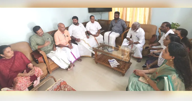 കണ്ണൂര്‍ മുന്‍ എഡിഎം നവീന്‍ ബാബുവിന്റെ മലയാലപ്പുഴയിലെ വീട്ടിലെത്തിയ കുമ്മനം രാജശേഖരന്‍ കുടുംബാംഗങ്ങളുമായി സംസാരിക്കുന്നു