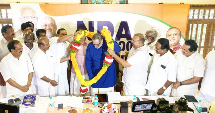 എന്‍ഡിഎ നേതൃയോഗത്തിന് എത്തിയ ബിജെപി സംസ്ഥാന അദ്ധ്യക്ഷന്‍ രാജീവ് ചന്ദ്രശേഖറിനെ ഹാരമണിയിച്ച് സ്വീകരിക്കുന്നു