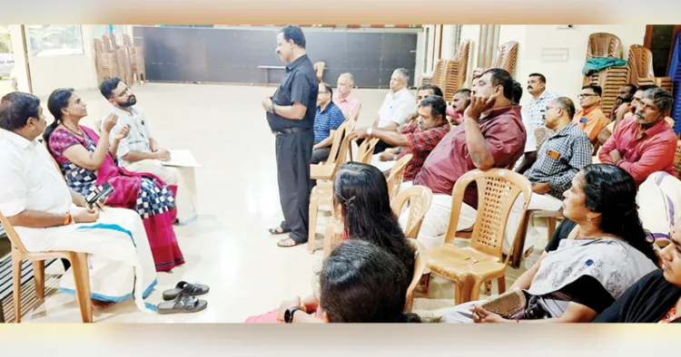 ഇരുകുന്നം ഭഗവതി ക്ഷേത്ര ആഡിറ്റോറിയത്തില്‍ നടന്ന നെട്ടയം വാര്‍ഡിലെ ജനസദസ്സ്  മുന്‍ ഡിജിപി ആര്‍. ശ്രീലേഖ ജനങ്ങളുടെ അഭിപ്രായങ്ങള്‍കേള്‍ക്കുന്നു