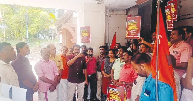 കേരള എന്‍ജിഒ സംഘ് പൊതുവിദ്യാഭ്യാസ വകുപ്പ് ഡയറക്ടറേറ്റില്‍ നടത്തിയ പ്രതിഷേധം സംസ്ഥാന ജനറല്‍ സെക്രട്ടറി എസ.് രാജേഷ് ഉദ്ഘാടനം ചെയ്യുന്നു