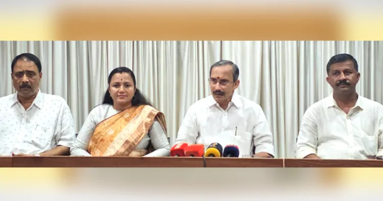 വാര്‍ത്താ സമ്മേളനത്തില്‍ ബിജെപി സംസ്ഥാന ജനറല്‍ സെക്രട്ടറി എം.ടി. രമേശ് സംസാരിക്കുന്നു