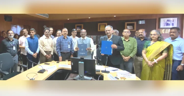 സ്പെയ്സ് മെഡിസിനില് സഹകരണത്തിനായുള്ള ധാരണാപത്രത്തില് ശ്രീചിത്ര ഡയറക്ടര് ഡോ. സഞ്ജയ് ബിഹാരിയും ഐഎസ്ആര്ഒ സയന്റിഫിക് സെക്രട്ടറി ഗണേഷ്പിള്ളയും ഒപ്പുവച്ചപ്പോള്