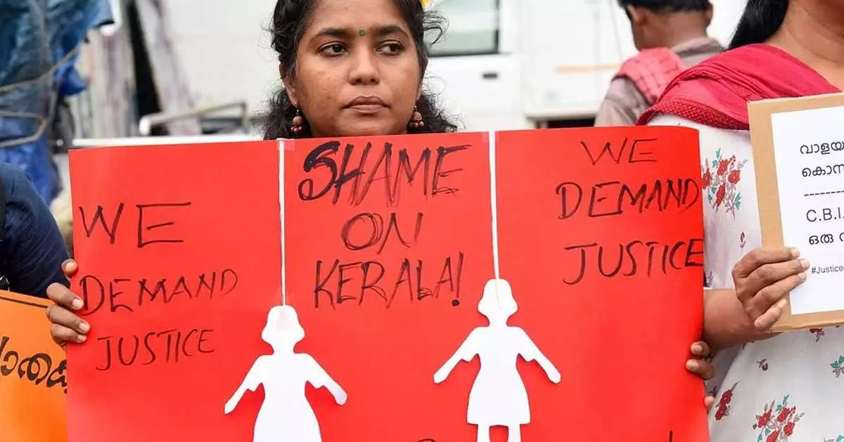 വാളയാര് സഹോദരിമാരുടെ മരണവുമായി ബന്ധപ്പെട്ട കേസില് മാതാപിതാക്കളുടെ അറസ്റ്റ് തടഞ്ഞ് ഹൈക്കോടതി
