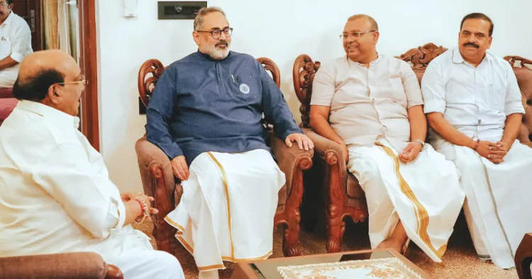 ബിജെപി സംസ്ഥാന അധ്യക്ഷന്‍ രാജീവ് ചന്ദ്രശേഖര്‍, എസ്എന്‍ഡിപി യോഗം ജനറല്‍ സെക്രട്ടറി വെള്ളാപ്പള്ളി നടേശനെ സന്ദര്‍ശിച്ചപ്പോള്‍, തുഷാര്‍ വെള്ളാപ്പള്ളി, പി. കെ. കൃഷ്ണദാസ് എന്നിവര്‍ സമീപം