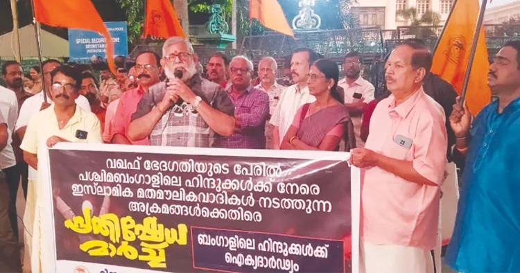 ഹിന്ദു ഐക്യവേദിയുടേയും വിഎച്ച്പിയുടേയും ആഭിമുഖ്യത്തില്‍ സെക്രട്ടേറിയറ്റ് നടയിലേക്ക് നടത്തിയ മാര്‍ച്ച് വിഎച്ച്പി സംസ്ഥാന പ്രസിഡന്റ് വിജി തമ്പി ഉദ്ഘാടനം ചെയ്യുന്നു