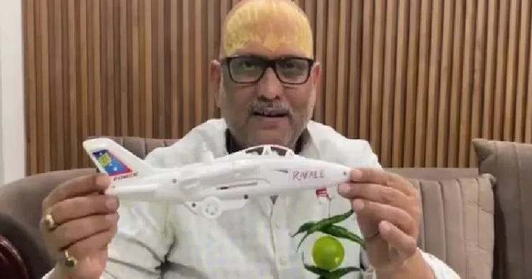 റഫാല്‍ ജെറ്റിന്‍റെ കളിപ്പാട്ടം കാണിച്ച് കേന്ദ്രസര്‍ക്കാരിനെ കളിയാക്കിക്കൊണ്ടുള്ള യുപി കോണ്‍ഗ്രസ് അധ്യക്ഷന്‍ അജയ് റായിയുടെ പരിഹാസം. ഇപ്പോള്‍ പാകിസ്ഥാനിലെ മാധ്യമങ്ങളില്‍ ഇദ്ദേഹത്തിന്‍റെ ചിത്രവും പ്രസ്താവനയുമാണ് നിറയെ.