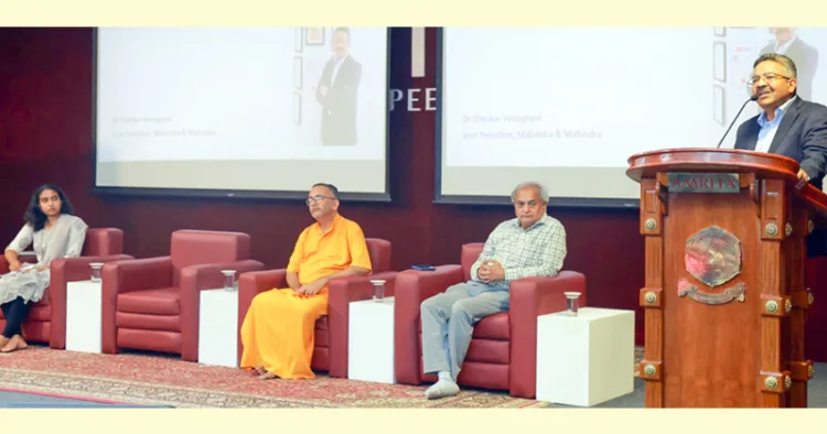 മഹിന്ദ്ര ആന്‍ഡ് മഹിന്ദ്ര ടെക്‌നോളജി ഇന്നോവേഷന്‍ വിഭാഗം വൈസ് പ്രസിഡന്റ് ഡോ. ശങ്കര്‍ വേണുഗോപാല്‍ നാഷണല്‍ ലെവല്‍ മള്‍ട്ടിഫെസ്റ്റ് വിദ്യുത് 2025ന്റെ ഉദ്ഘാടനം നിര്‍വഹിക്കുന്നു