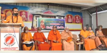 ആദിശങ്കര ജന്മദേശ വികസനസമിതി ശ്രീശങ്കര ജയന്തിയോടനുബന്ധിച്ചു കാലടിയില്‍ സംഘടിപ്പിച്ച സംന്യാസി സംഗമം ജൂന അഘാഡ മഹാമണ്ഡലേശ്വര്‍ ആനന്ദവനം ഭാരതി ഉദ്ഘാടനം ചെയ്യുന്നു. സ്വാമി സദ്‌സ്വരൂപാനന്ദ, സ്വാമി പ്രജ്ഞാനാനന്ദ തീര്‍ത്ഥപാദര്‍, സ്വാമി ഗീതാനന്ദ, സ്വാമി ദര്‍ശനാനന്ദ, സ്വാമി അയ്യപ്പദാസ്, സ്വാമി വേദാമൃതാനന്ദപുരി, സ്വാമി ബ്രഹ്മപാദാനന്ദ സരസ്വതി സമീപം