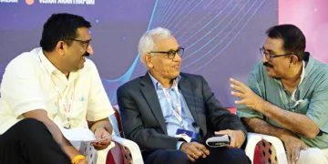 വികസനചര്‍ച്ച.... സെമിനാറിനിടെ നരഹരി, അനില്‍കുമാര്‍ പണ്ടാല, ജി. ശങ്കര്‍ എന്നിവര്‍ വര്‍ത്തമാനത്തില്‍