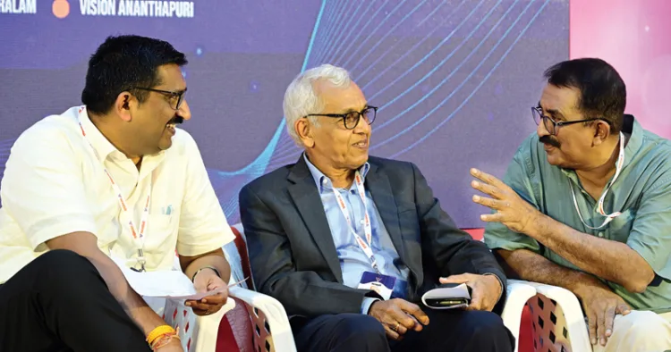 വികസനചര്‍ച്ച.... സെമിനാറിനിടെ നരഹരി, അനില്‍കുമാര്‍ പണ്ടാല, ജി. ശങ്കര്‍ എന്നിവര്‍ വര്‍ത്തമാനത്തില്‍