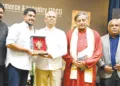 തിരുവനന്തപുരം ചേംബര്‍ ഓഫ് കോമേഴ്‌സ് ആന്‍ഡ്് ഇന്‍ഡസ്ട്രി ഏര്‍പ്പെടുത്തിയ പുരസ്‌കാരം നിംസ് എംഡി ഫൈസല്‍ഖാന് ഗവര്‍ണര്‍ രാജേന്ദ്ര വിശ്വനാഥ് ആര്‍ലേക്കര്‍ സമ്മാനിക്കുന്നു.
