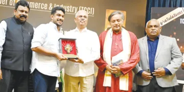 തിരുവനന്തപുരം ചേംബര്‍ ഓഫ് കോമേഴ്‌സ് ആന്‍ഡ്് ഇന്‍ഡസ്ട്രി ഏര്‍പ്പെടുത്തിയ പുരസ്‌കാരം നിംസ് എംഡി ഫൈസല്‍ഖാന് ഗവര്‍ണര്‍ രാജേന്ദ്ര വിശ്വനാഥ് ആര്‍ലേക്കര്‍ സമ്മാനിക്കുന്നു.