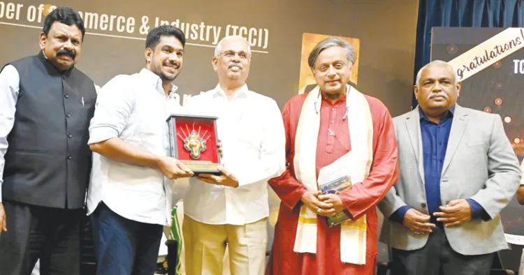 തിരുവനന്തപുരം ചേംബര്‍ ഓഫ് കോമേഴ്‌സ് ആന്‍ഡ്് ഇന്‍ഡസ്ട്രി ഏര്‍പ്പെടുത്തിയ പുരസ്‌കാരം നിംസ് എംഡി ഫൈസല്‍ഖാന് ഗവര്‍ണര്‍ രാജേന്ദ്ര വിശ്വനാഥ് ആര്‍ലേക്കര്‍ സമ്മാനിക്കുന്നു.