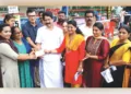 അമേരിക്കന്‍ മലയാളിയായ പൊന്നുപിള്ള നല്കിയ ഒരു ലക്ഷം രൂപയുടെ ചെക്ക് തിരുവനന്തപുരം നഗരസഭയിലെ കൗണ്‍സിലര്‍മാര്‍ ആശ വര്‍ക്കേഴ്‌സ് നേതാവ് എസ്. മിനിക്ക് കൈമാറുന്നു