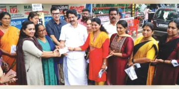 അമേരിക്കന്‍ മലയാളിയായ പൊന്നുപിള്ള നല്കിയ ഒരു ലക്ഷം രൂപയുടെ ചെക്ക് തിരുവനന്തപുരം നഗരസഭയിലെ കൗണ്‍സിലര്‍മാര്‍ ആശ വര്‍ക്കേഴ്‌സ് നേതാവ് എസ്. മിനിക്ക് കൈമാറുന്നു