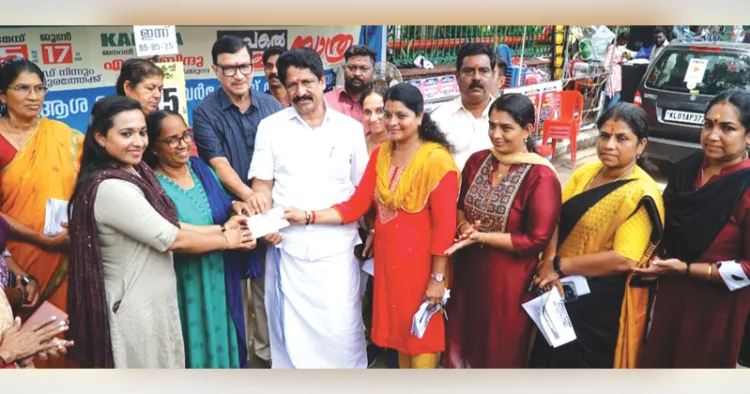 അമേരിക്കന്‍ മലയാളിയായ പൊന്നുപിള്ള നല്കിയ ഒരു ലക്ഷം രൂപയുടെ ചെക്ക് തിരുവനന്തപുരം നഗരസഭയിലെ കൗണ്‍സിലര്‍മാര്‍ ആശ വര്‍ക്കേഴ്‌സ് നേതാവ് എസ്. മിനിക്ക് കൈമാറുന്നു