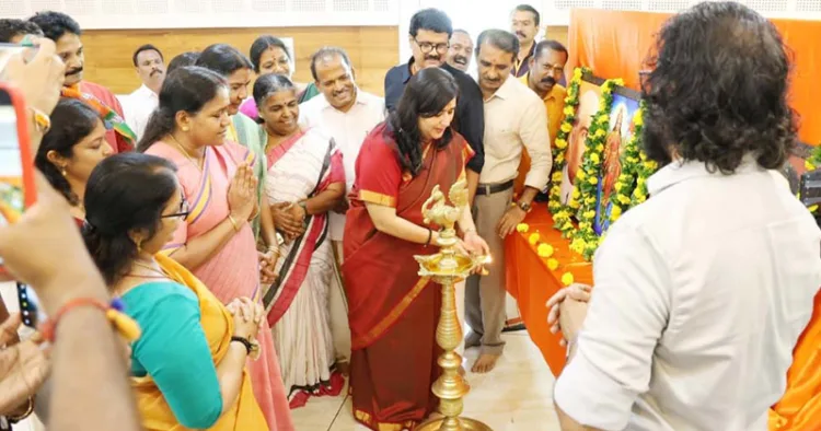 അഹല്യ ബായ് ഹോള്‍ക്കര്‍ ജന്മശതാബ്ദി ശില്‍പശാലയുടെ സംസ്ഥാന ഉദ്ഘാടനം ബാന്‍സുരി സ്വരാജ് എംപി തൃശൂരില്‍ നിര്‍വഹിക്കുന്നു