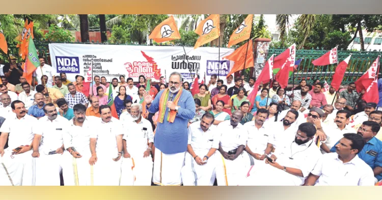 പത്താം വര്‍ഷത്തിലേക്ക് കടക്കുന്ന പിണറായി സര്‍ക്കാരിന്റെ ദുര്‍ഭരണത്തിനെതിരെ എന്‍ഡിഎയുടെ ആഭിമുഖ്യത്തില്‍ സെക്രട്ടേറിയറ്റ് നടയില്‍ നടത്തിയ പ്രതിഷേധ ധര്‍ണ ബിജെപി സംസ്ഥാന അധ്യക്ഷന്‍ രാജീവ് ചന്ദ്രശേഖര്‍ ഉദ്ഘാടനം ചെയ്യുന്നു