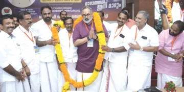ബിജെപി മലപ്പുറം സെന്‍ട്രല്‍ ജില്ലാ കമ്മിറ്റി സംഘടിപ്പിച്ച വികസിത കേരളം കണ്‍വെന്‍ഷനില്‍ ബിജെപി സംസ്ഥാന അദ്ധ്യക്ഷന്‍ രാജീവ് ചന്ദ്രശേഖറെ ജില്ലാ കമ്മിറ്റി ഭാരവാഹികള്‍ ഹാരാര്‍പ്പണം ചെയ്യുന്നു