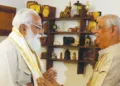 ചേറ്റൂര്‍ ശങ്കരന്‍ നായരുടെ കുടുംബാംഗം ചേറ്റൂര്‍ കൃഷ്ണന്‍ നായരെ ഗവര്‍ണര്‍ രാജേന്ദ്ര വിശ്വനാഥ് ആര്‍ലേക്കര്‍ ആദരിക്കുന്നു
