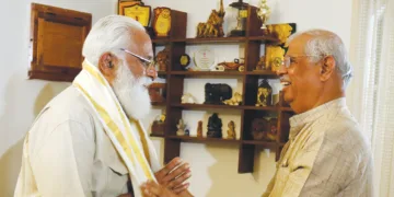 ചേറ്റൂര്‍ ശങ്കരന്‍ നായരുടെ കുടുംബാംഗം ചേറ്റൂര്‍ കൃഷ്ണന്‍ നായരെ ഗവര്‍ണര്‍ രാജേന്ദ്ര വിശ്വനാഥ് ആര്‍ലേക്കര്‍ ആദരിക്കുന്നു