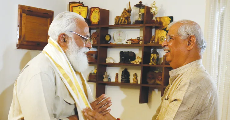 ചേറ്റൂര്‍ ശങ്കരന്‍ നായരുടെ കുടുംബാംഗം ചേറ്റൂര്‍ കൃഷ്ണന്‍ നായരെ ഗവര്‍ണര്‍ രാജേന്ദ്ര വിശ്വനാഥ് ആര്‍ലേക്കര്‍ ആദരിക്കുന്നു