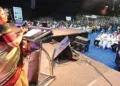 ലോകാഃ സമസ്താ സുഖിനോ ഭവന്തു....  ജന്മഭൂമി ലെജന്റ് ഓഫ് കേരള പുരസ്‌കാരം ഏറ്റുവാങ്ങിയ ശേഷം പദ്മഭൂഷണ്‍ കെ.എസ്. ചിത്ര സദസ്സിനെ അഭിവാദ്യം ചെയ്യുന്നു