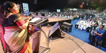 ലോകാഃ സമസ്താ സുഖിനോ ഭവന്തു....  ജന്മഭൂമി ലെജന്റ് ഓഫ് കേരള പുരസ്‌കാരം ഏറ്റുവാങ്ങിയ ശേഷം പദ്മഭൂഷണ്‍ കെ.എസ്. ചിത്ര സദസ്സിനെ അഭിവാദ്യം ചെയ്യുന്നു