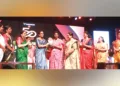 ജന്മഭൂമി സുവര്‍ണജൂബിലി ആഘോഷങ്ങളുടെ ഭാഗമായി സംഘടിപ്പിച്ച വനിതാസംഗമം ഉദ്ഘാടനം ചെയ്ത ഡിജിറ്റല്‍ സര്‍വകലാശാല വിസി പ്രൊഫ. സിസ തോമസിന് മുന്‍ ഡിജിപി ആര്‍. ശ്രീലേഖ ഉപഹാരം നല്‍കുന്നു