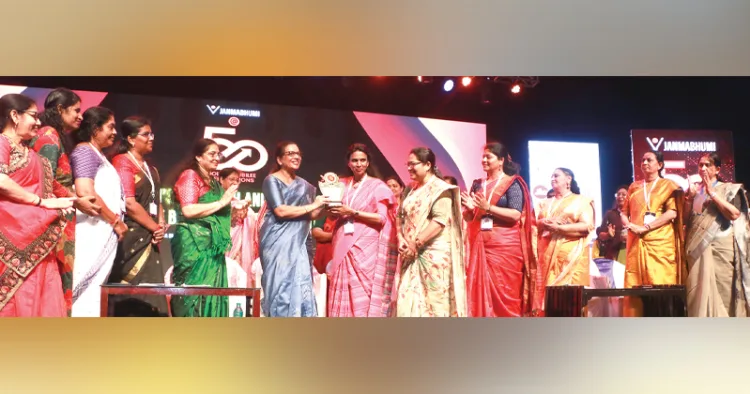 ജന്മഭൂമി സുവര്‍ണജൂബിലി ആഘോഷങ്ങളുടെ ഭാഗമായി സംഘടിപ്പിച്ച വനിതാസംഗമം ഉദ്ഘാടനം ചെയ്ത ഡിജിറ്റല്‍ സര്‍വകലാശാല വിസി പ്രൊഫ. സിസ തോമസിന് മുന്‍ ഡിജിപി ആര്‍. ശ്രീലേഖ ഉപഹാരം നല്‍കുന്നു