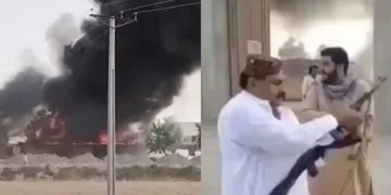 സിന്ധ് പ്രവിശ്യയിലെ ആഭ്യന്തരമന്ത്രിയുടെ വീട് കത്തിച്ച നിലയില്‍ (ഇടത്ത്), സിന്ധ് പ്രവിശ്യയിലെ കര്‍ഷകര്‍ പാകിസ്ഥാന്‍ പൊലീസിന് നേരെ തോക്കെടുക്കുന്നു (വലത്ത്)
