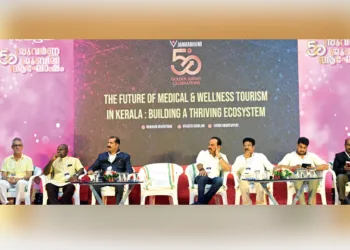 ഇന്നലെ നടന്ന കേരള ഹെല്‍ത്ത് ആന്‍ഡ് വെല്‍നസ് ടൂറിസം സെമിനാറില്‍ ഡോ. മാര്‍ത്താണ്ഡ പിള്ള സംസാരിക്കുന്നു. ഡോ. പി.കെ. ഹരികൃഷ്ണന്‍, ഡോ. നടരാജ്, ഗുരു യോഗീ ശിവന്‍, പ്രസാദ് മാഞ്ഞാലി, എസ്. രാജശേഖരന്‍ നായര്‍,
ബേബി മാത്യു, എം.എസ്. ഫൈസല്‍ ഖാന്‍, ഡോ. സെജിന്‍ ചന്ദ്രന്‍, ഡോ. വി. ഹരീന്ദ്രന്‍ നായര്‍ സമീപം