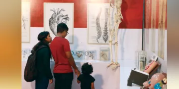 ആരോഗ്യ സ്റ്റാളില്‍ മനുഷ്യന്റെ അസ്ഥികൂടം വീക്ഷിക്കുന്ന കുടുംബം
