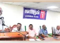 തിരുവനന്തപുരത്ത് നടന്ന ജന്മഭൂമി പ്രവര്‍ത്തകസംഗമത്തില്‍ കുമ്മനം രാജശേഖരന്‍ സംസാരിക്കുന്നു. ജനറല്‍ മാനേജര്‍ കെ.ബി. ശ്രീകുമാര്‍, ഡയറക്ടര്‍ ടി. ജയചന്ദ്രന്‍, റസി. എഡിറ്റര്‍ കെ. കുഞ്ഞിക്കണ്ണന്‍, മാനേജിങ് ഡയറക്ടര്‍ എം. രാധാകൃഷ്ണന്‍, എഡിറ്റര്‍ കെ.എന്‍.ആര്‍. നമ്പൂതിരി സമീപം