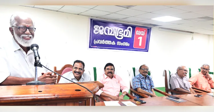 തിരുവനന്തപുരത്ത് നടന്ന ജന്മഭൂമി പ്രവര്‍ത്തകസംഗമത്തില്‍ കുമ്മനം രാജശേഖരന്‍ സംസാരിക്കുന്നു. ജനറല്‍ മാനേജര്‍ കെ.ബി. ശ്രീകുമാര്‍, ഡയറക്ടര്‍ ടി. ജയചന്ദ്രന്‍, റസി. എഡിറ്റര്‍ കെ. കുഞ്ഞിക്കണ്ണന്‍, മാനേജിങ് ഡയറക്ടര്‍ എം. രാധാകൃഷ്ണന്‍, എഡിറ്റര്‍ കെ.എന്‍.ആര്‍. നമ്പൂതിരി സമീപം