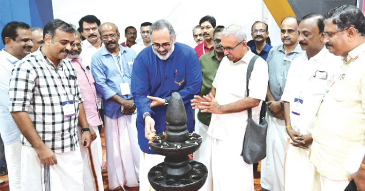 തിരുവനന്തപുരം പൂജപ്പുര മൈതാനത്ത് ജന്മഭൂമി സുവര്‍ണ ജയന്തി ആഘോഷങ്ങളുടെ ഭാഗമായൊരുക്കിയ പ്രദര്‍ശന നഗരി ആഘോഷസമിതി ചെയര്‍മാന്‍ രാജീവ് ചന്ദ്രശേഖര്‍ ഉദ്ഘാടനം ചെയ്യുന്നു